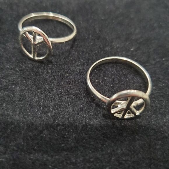 💋💋💋 Peace Ring or Knuckle Ring Silver Tone - Picture 3 of 4